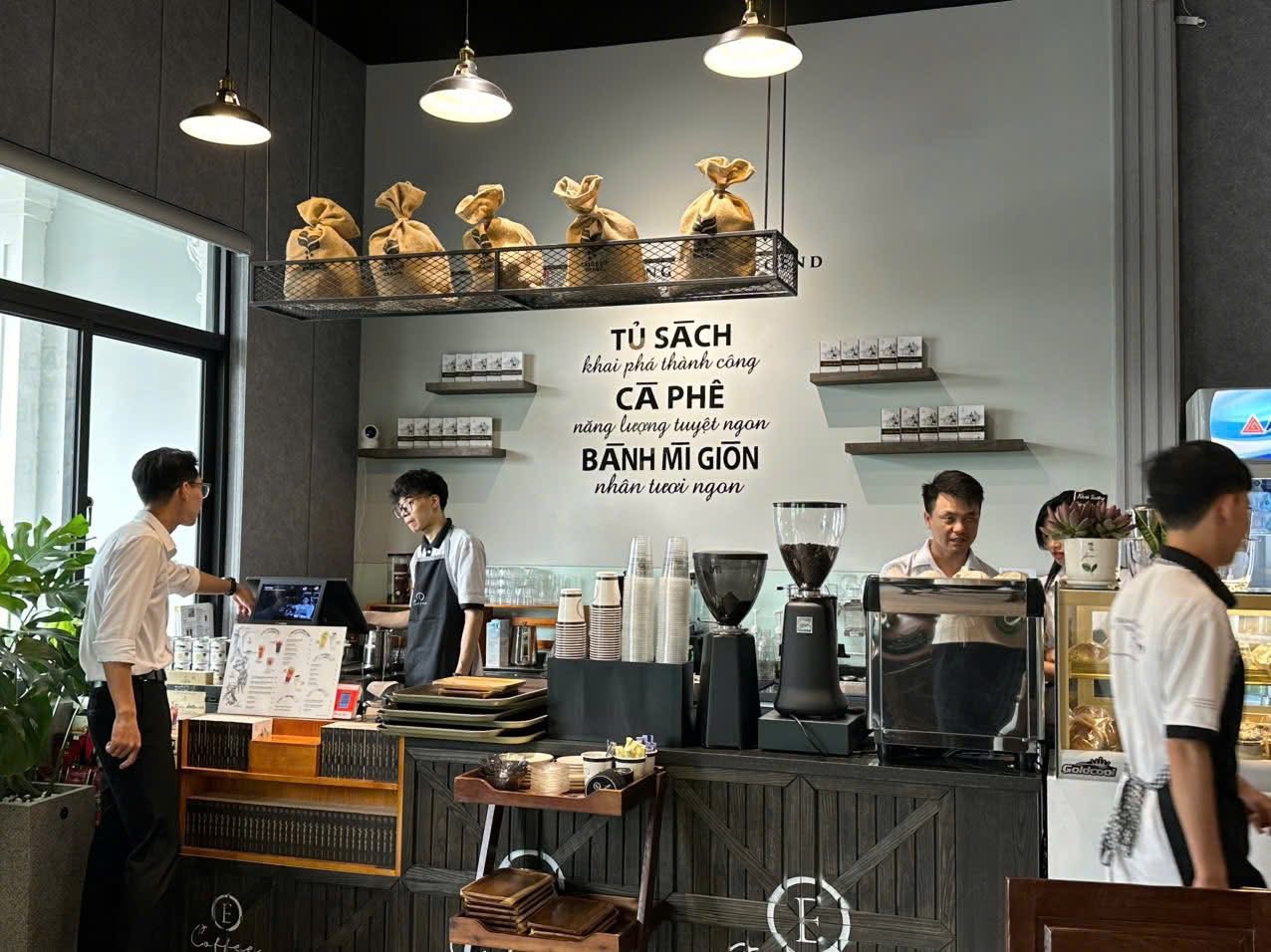 trung nguyên E-coffee ở đông ngạc, hà nội
cửa hàng chuyên phục vụ cafe và đồ ăn nhanh image